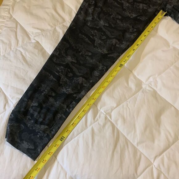 REEBOK, workout pants, medium, camo gray/black, great condition w/pockets - Picture 8 of 12